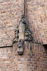 914434 Afbeelding van één van de door Hildo Krop vervaardigde beeldhouwwerken ('bakwerken') aan de voorgevel van een ...